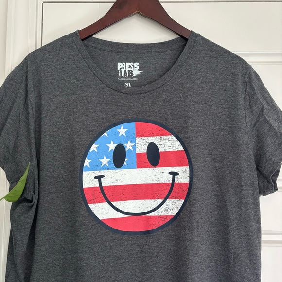• USA Smiley Face Tee • - Picture 2 of 7